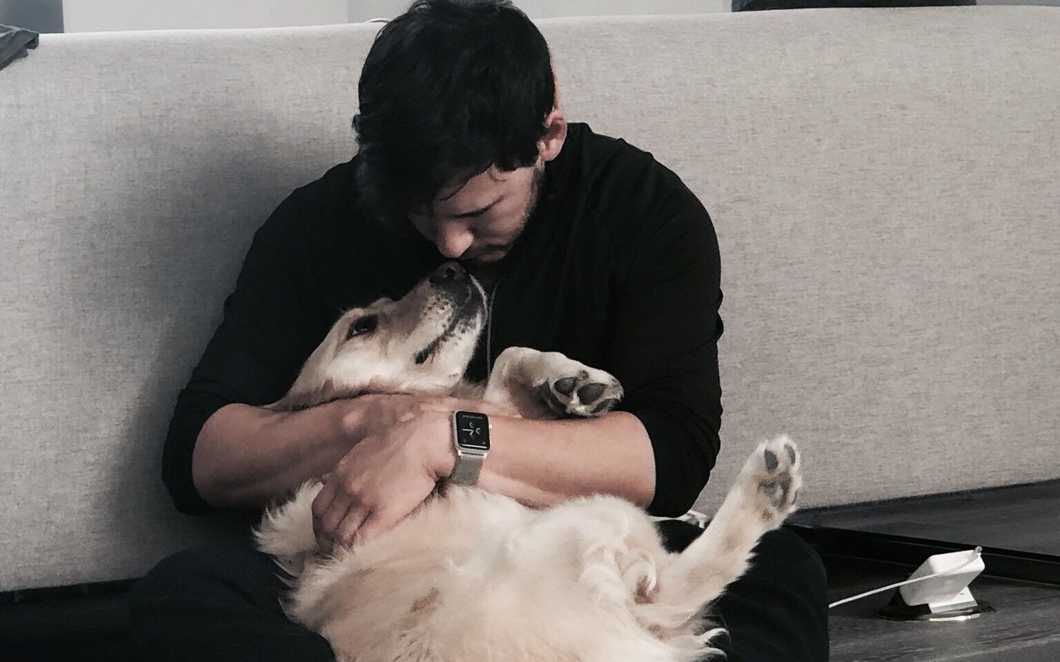 Homem de luto abraçando cão